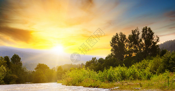 在喀尔巴阡山脉的明亮日出乌拉茵山脉太阳的光芒在山河中反射图片