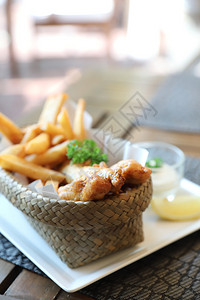 黑线鳕近在木桌背景的鱼和薯片背景