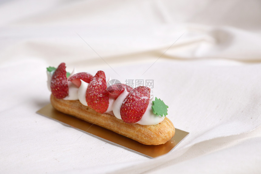 白背景中隔离的草莓酸奶油图片