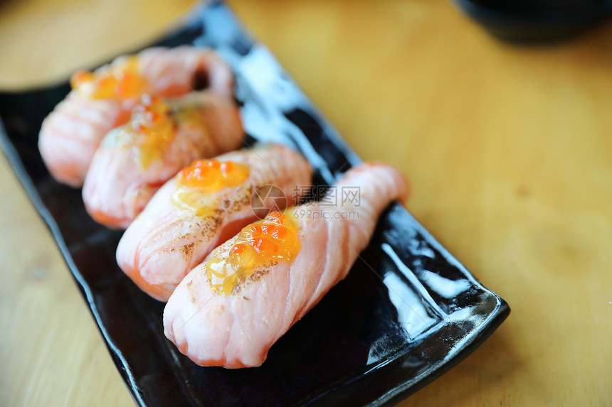 烧烤鲑鱼寿司图片