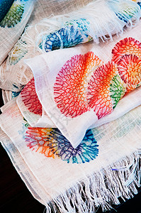 使用传统珊瑚结构印刷技术制作的手工围巾图片