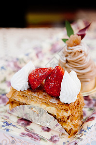 新鲜的日本草莓奶油泡芙糕饼图片