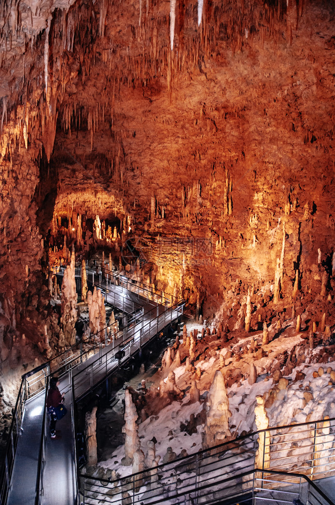 在奥食黑谷内地表自然洞穴中的石灰岩纳哈霍基那瓦图片