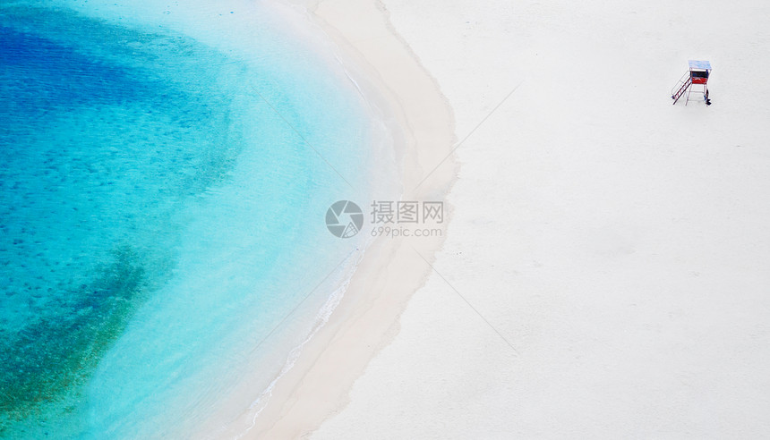 沙滩和蓝色涡轮海滨的救生站图片