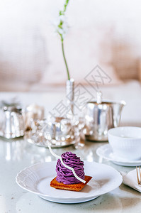 在下午茶时间白色盘子上花野著名的甜点图片