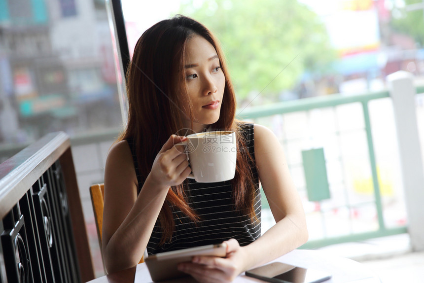 咖啡馆里亚洲女图片