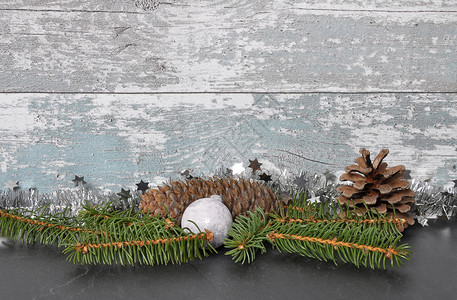 风化木材前的圣诞节装饰图片