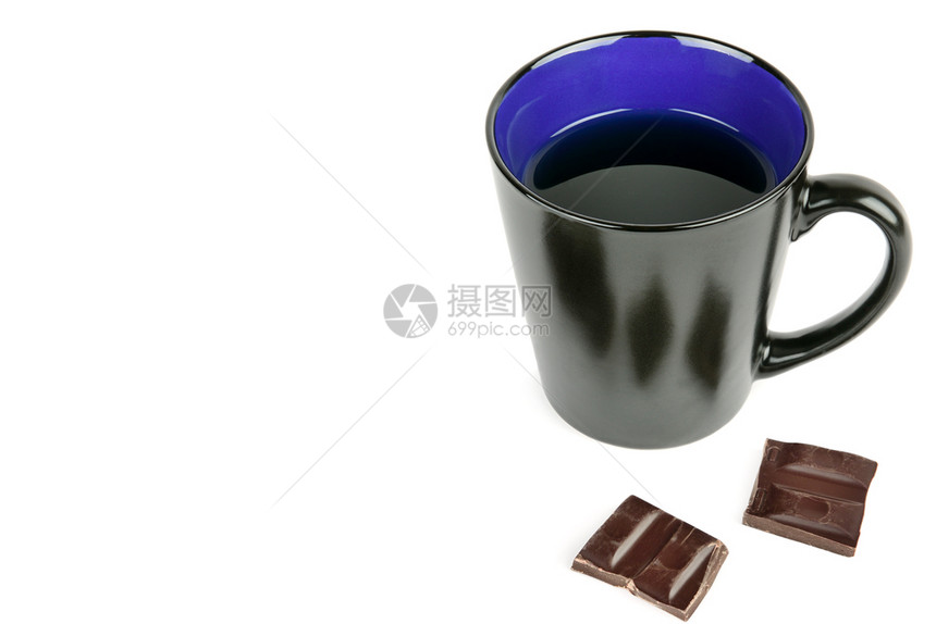 白色背景上的咖啡和巧克力糖果空闲文本间图片