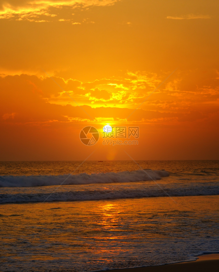 海边的滩和金色太阳升起明亮的美丽背景图片