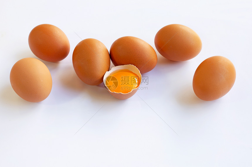 完整的六个蛋和打开的一个蛋图片