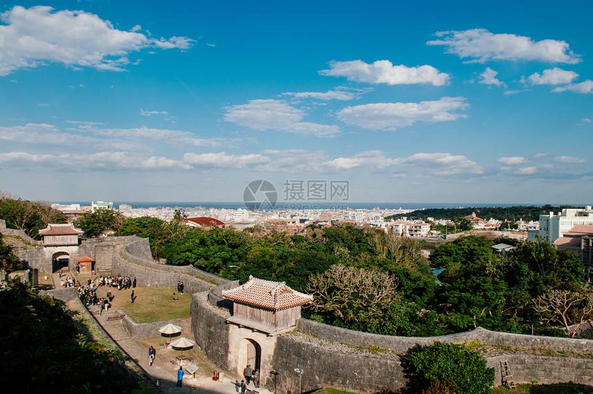 古老的墙壁和石里shurijo城堡的垒图片