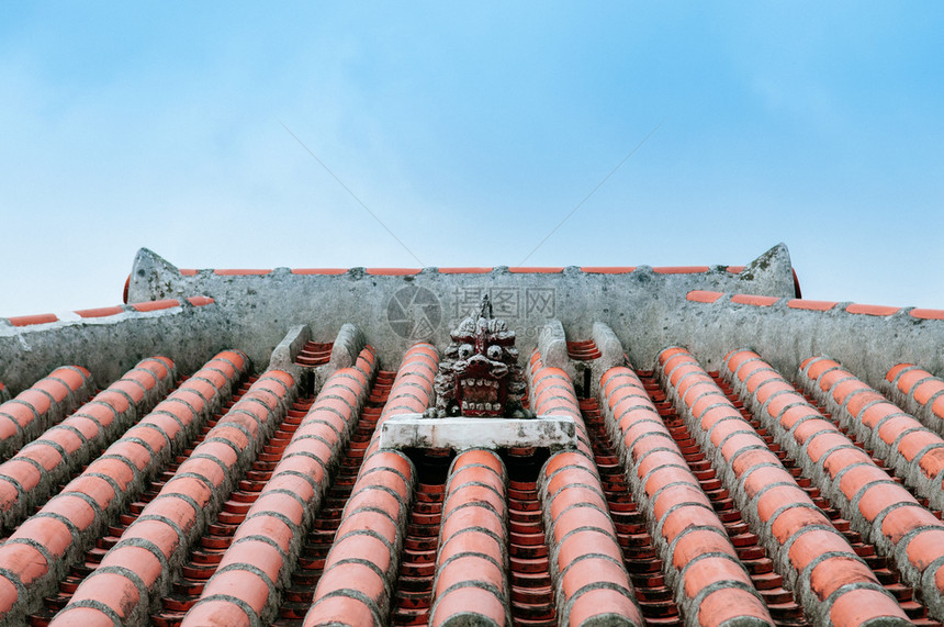 传统okinaw当地古老风格瓷砖屋顶带有Shisa雕塑图片