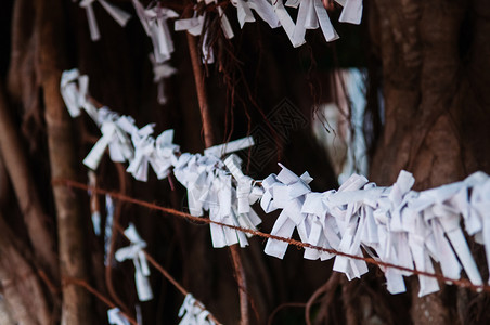 考神庇佑旗为了许多日本神庙和佛教寺的好运被绑在栅栏上的纸背景