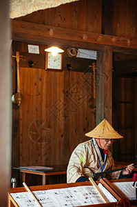 2013年第8任NAHokinawJpn穿传统布衣和戴帽子的老人图片