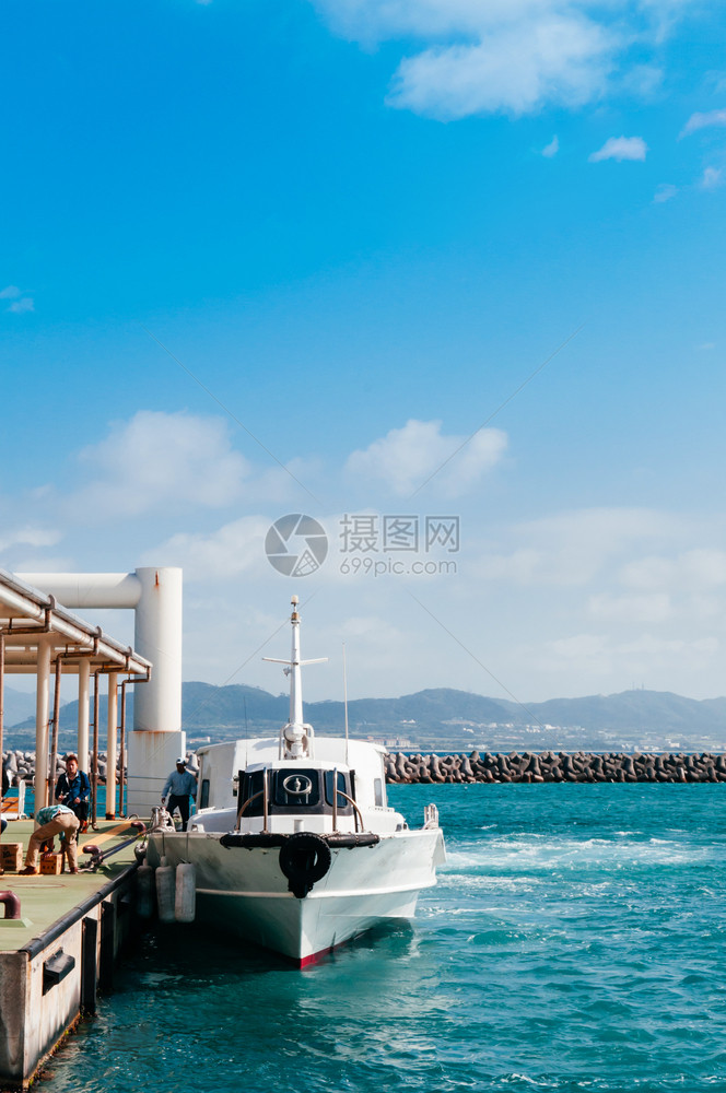 夏天蓝在码头等待乘客图片