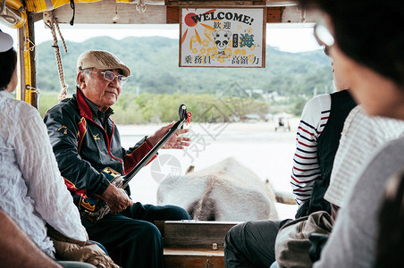 老人们在西罗莫特水牛车巡演时玩沙辛或米森sanhi或amen背景图片