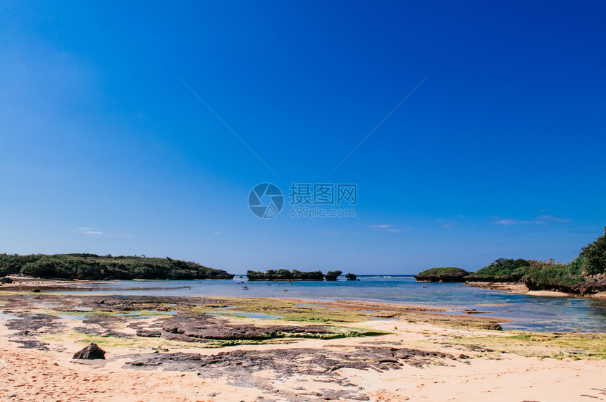 Hoshizuna海滩iromtesalndokinawjpn热带岛屿有岩石海滩和斗篷图片