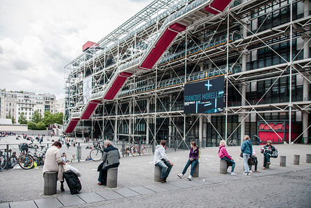 蓬皮杜201年6月9日June9201年巴黎Frances中心Gorgspmidu的游客在马拉斯区附近拥有独特建筑设计的现代艺术博物馆背景