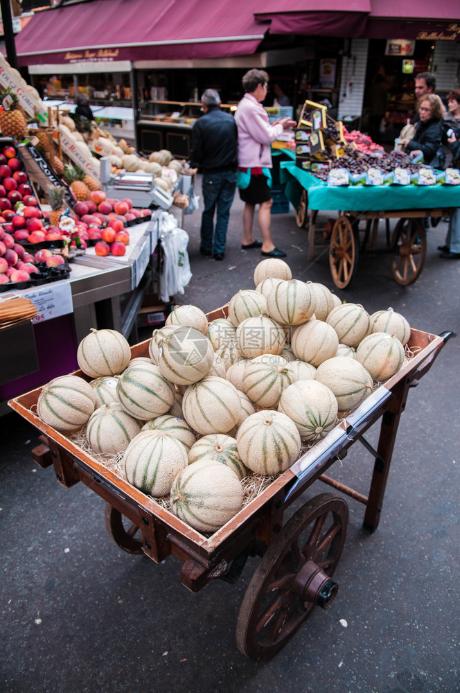 201年月9日法国巴黎当地水果市场图片