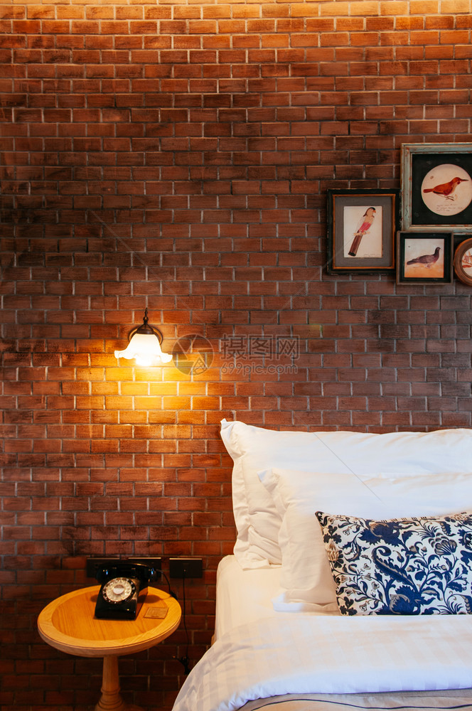 2013年6月日泰王国英古老的卧室内透过窗户枕头木制家具墙壁装饰图片