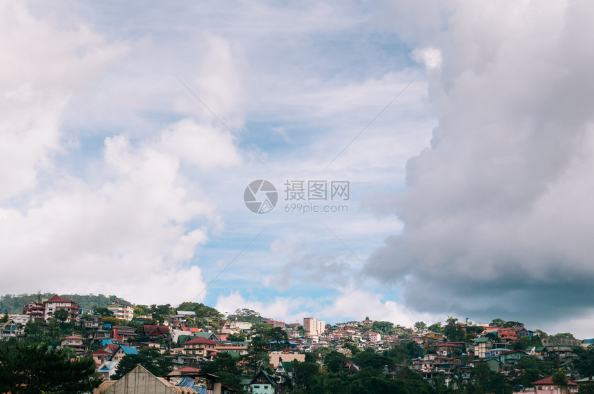 巴古伊奥山上美丽的城市风景建筑冷松岛夏季或春雾多的日花生图片