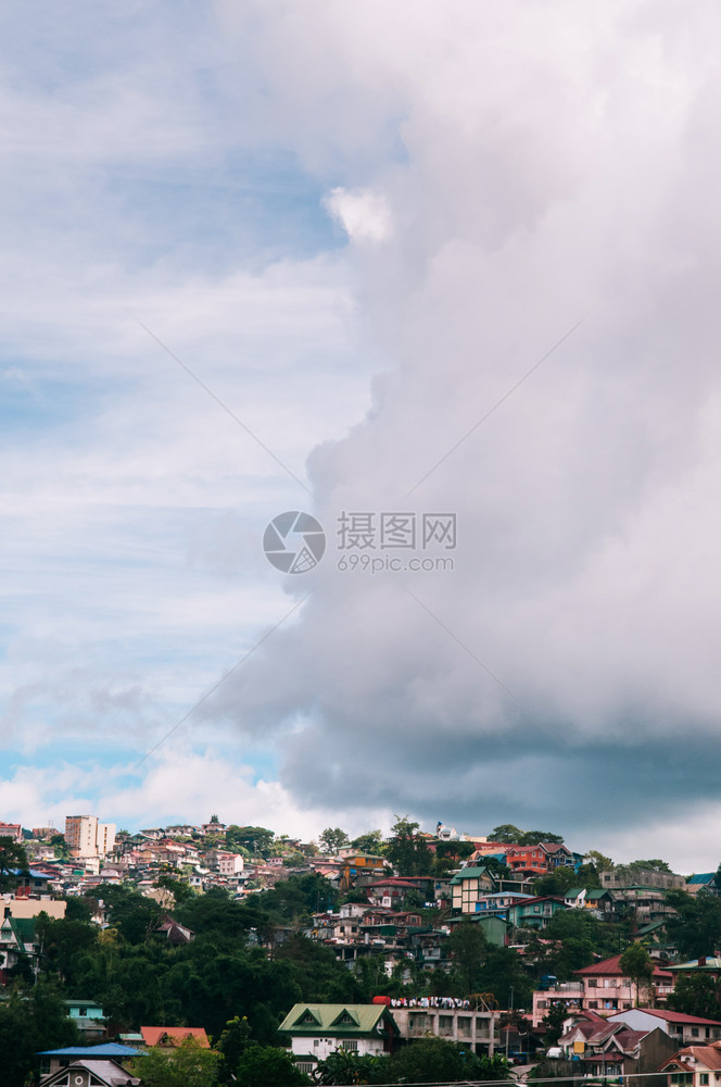 巴古伊奥山上美丽的城市风景建筑冷松岛夏季或春雾多的日花生图片