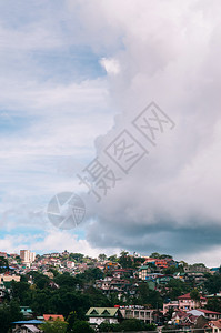 巴古伊奥山上美丽的城市风景建筑冷松岛夏季或春雾多的日花生图片