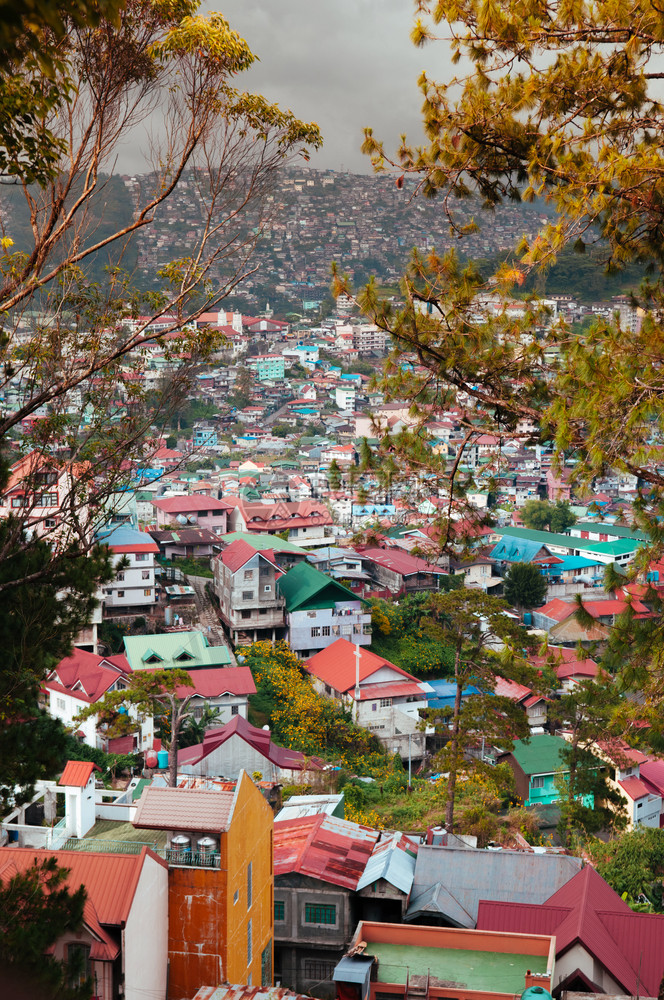 巴古伊奥山上美丽的城市风景建筑冷松岛夏季或春雾多的日花生图片