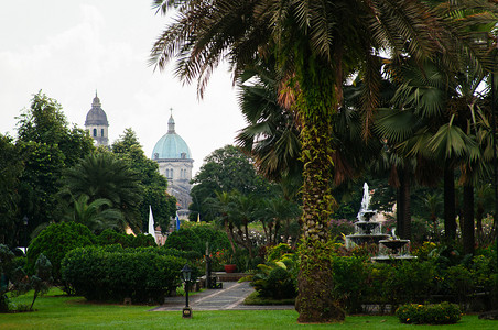 古老的美丽马尼拉大都会教堂和从圣地亚哥堡公园看图片