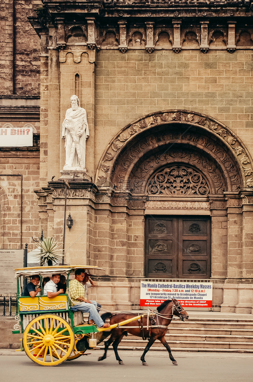 大教堂门前的旅游马车图片