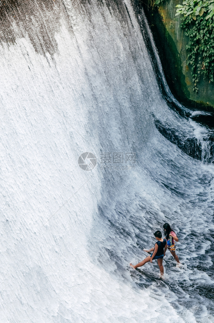 儿童在埃斯库德罗别墅的瀑布上玩乐萨巴洛菲利平提昂奎松图片