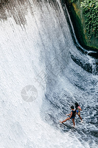 儿童在埃斯库德罗别墅的瀑布上玩乐萨巴洛菲利平提昂奎松背景图片