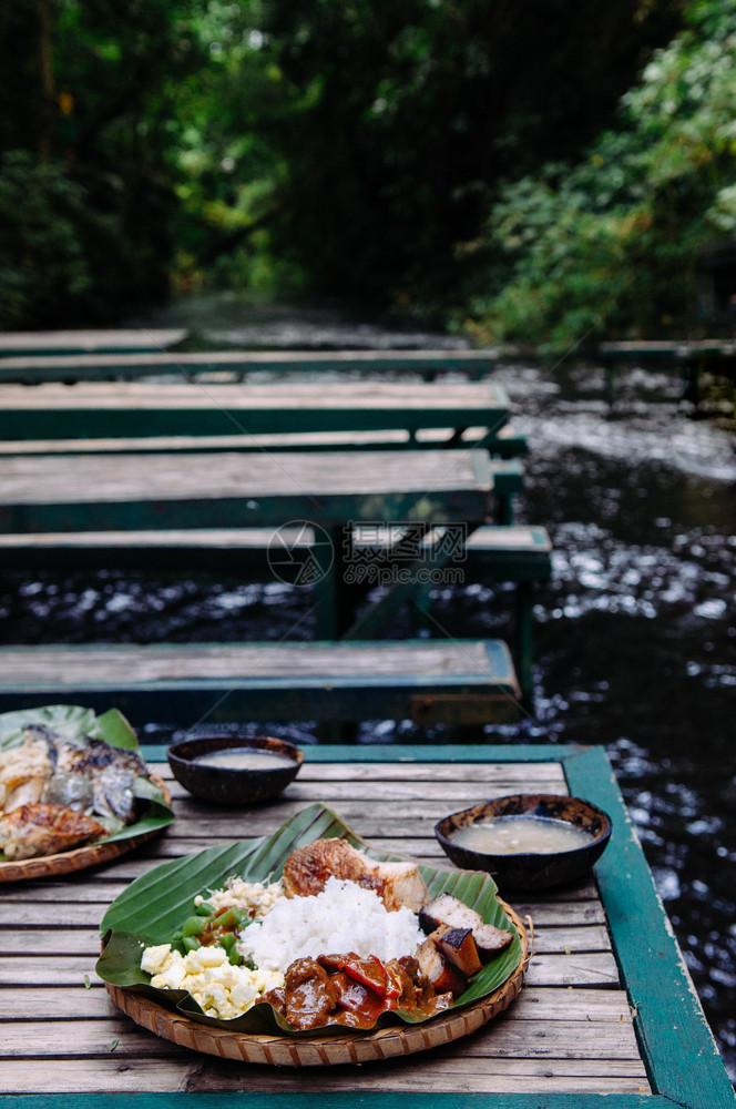 各种传统菲利皮诺食物香蕉叶和木制桌边观图片