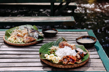 各种传统菲利皮诺食物香蕉叶和木制桌边观高清图片