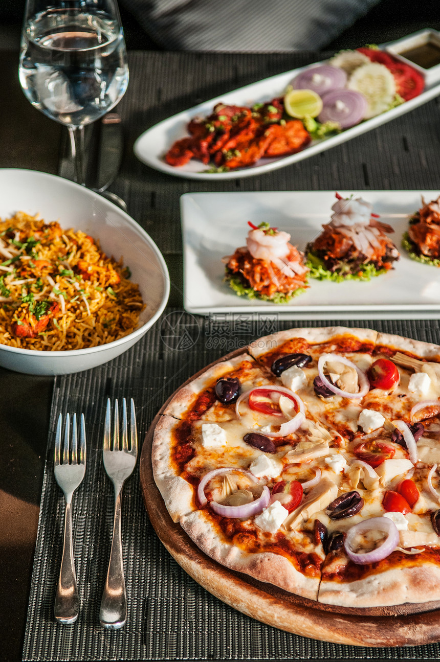 饭桌上有印度和意大利著名的美食图片