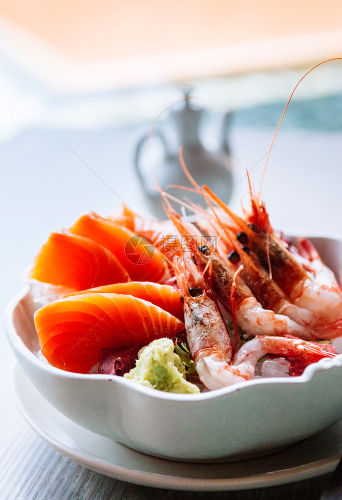 新鲜的日本竹鱼生鲑白碗中的甜食虾和沙比图片