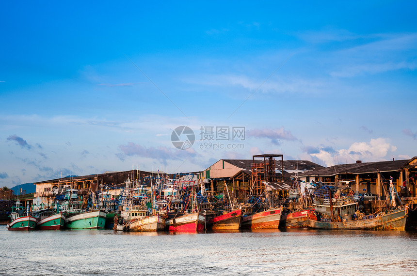 渔船停靠在泰国港口图片