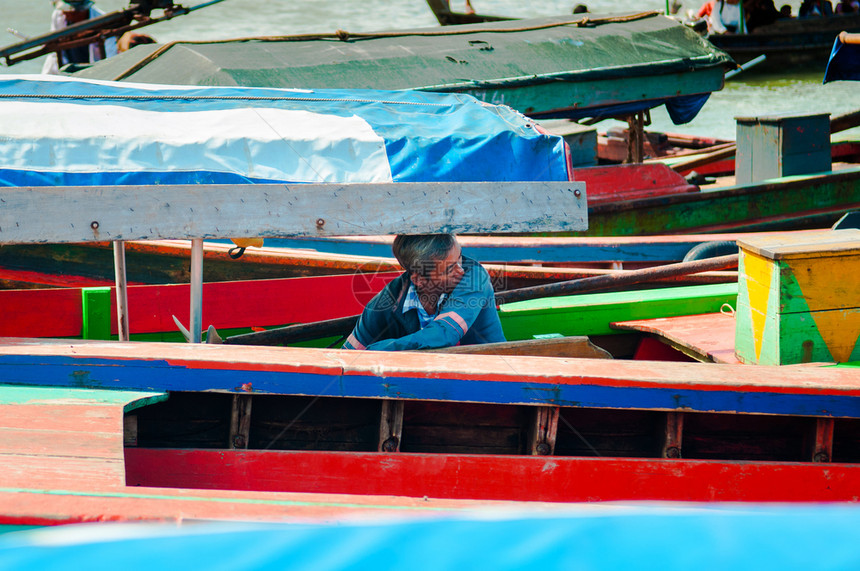 2015年月26日thailnd坐船的乘务司机等待在myanr的og和kawthung之间行驶的乘客图片