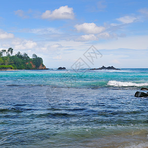 海洋光滑的滩和蓝色天空斯里兰卡的海岸线图片