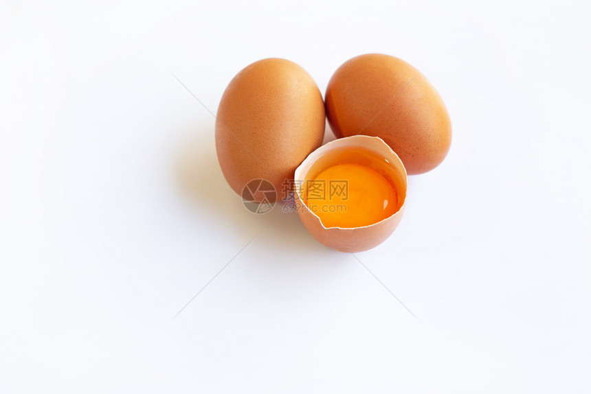 完整的两个蛋和打开的一个蛋图片