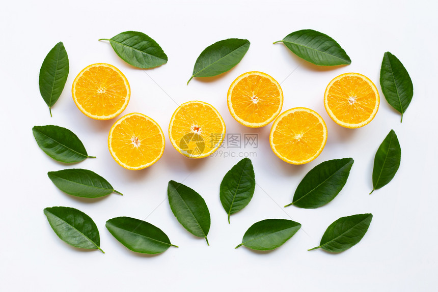 白色背景的橙子水果和绿叶的顶部视图图片