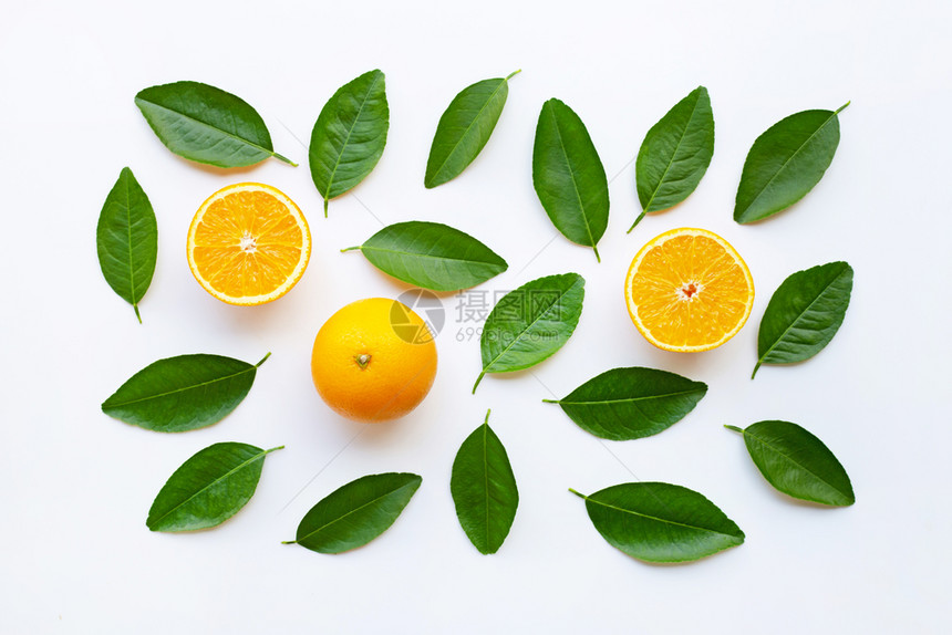 橙色水果的顶部视图绿色叶子孤立在白色背景上图片