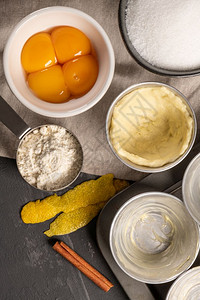 面粉牛奶水蛋糖柠檬肉桂糕点和蛋锅图片