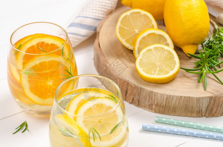 清新夏季自制鸡尾酒加柠檬和橙子浆果高清图片素材
