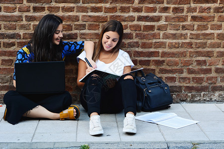 两名女学生正在准备参加城市的工作手册考试图片