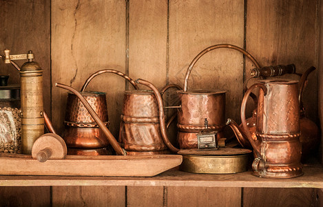 铜黄旧茶壶和木制橱柜中的罐头高清图片