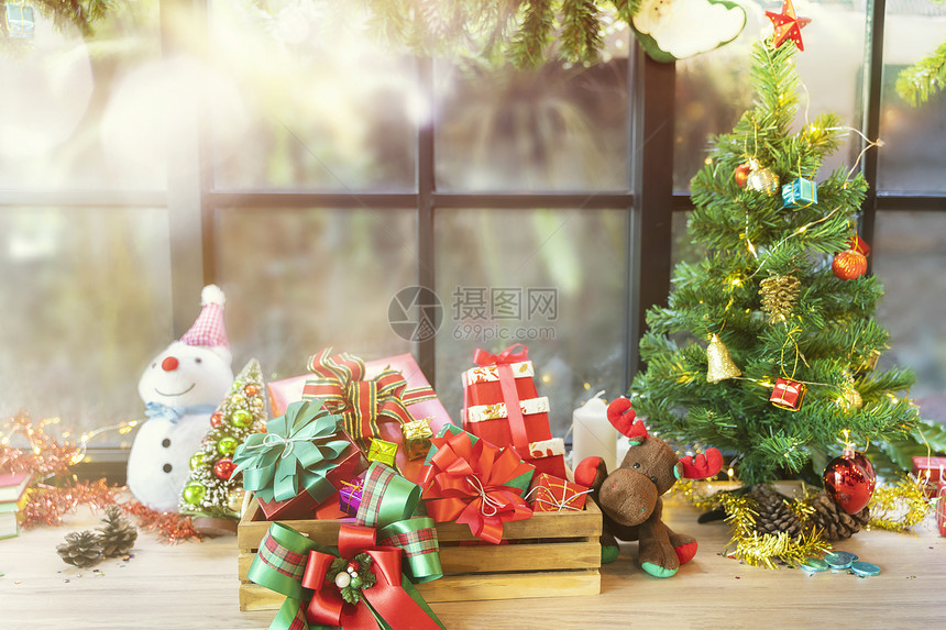 圣诞树礼物盒和首饰图片