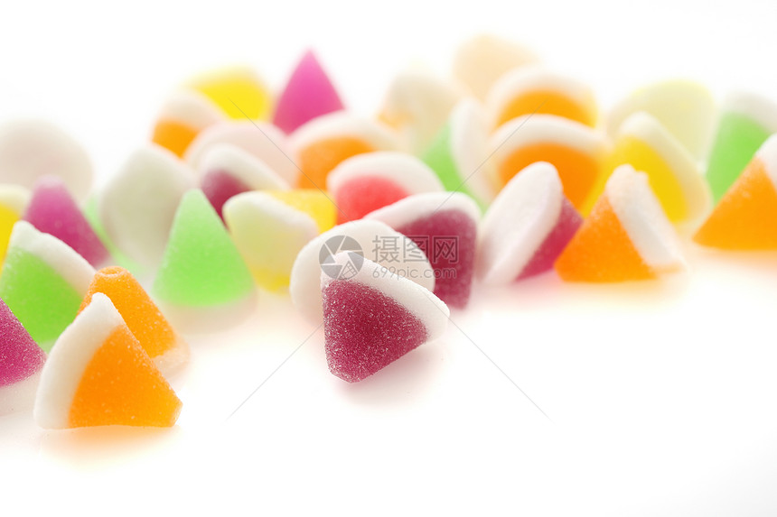 在白色背景中孤立的彩色果冻糖图片