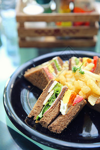 俱乐部三明治加鸡番茄培根和蔬菜图片