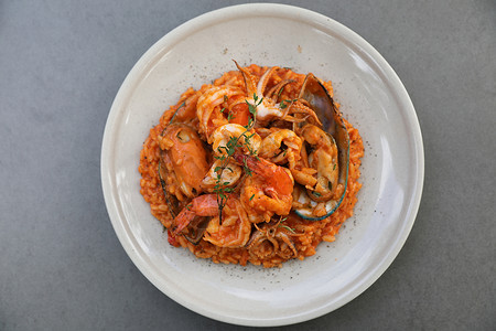海鲜烩饭配贻贝虾和鱿鱼意大利美食背景图片